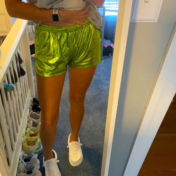 Matalic green shorts with pockets!! Size Medium: M - Picture 2 of 2